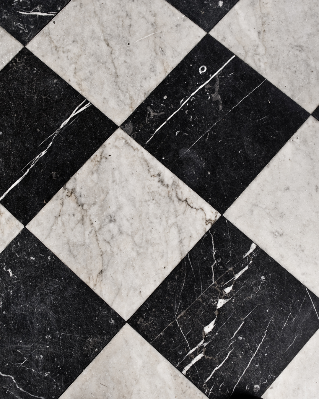 Black and White Hallway Decor Ideas: Transform Your Entryway with Elegance